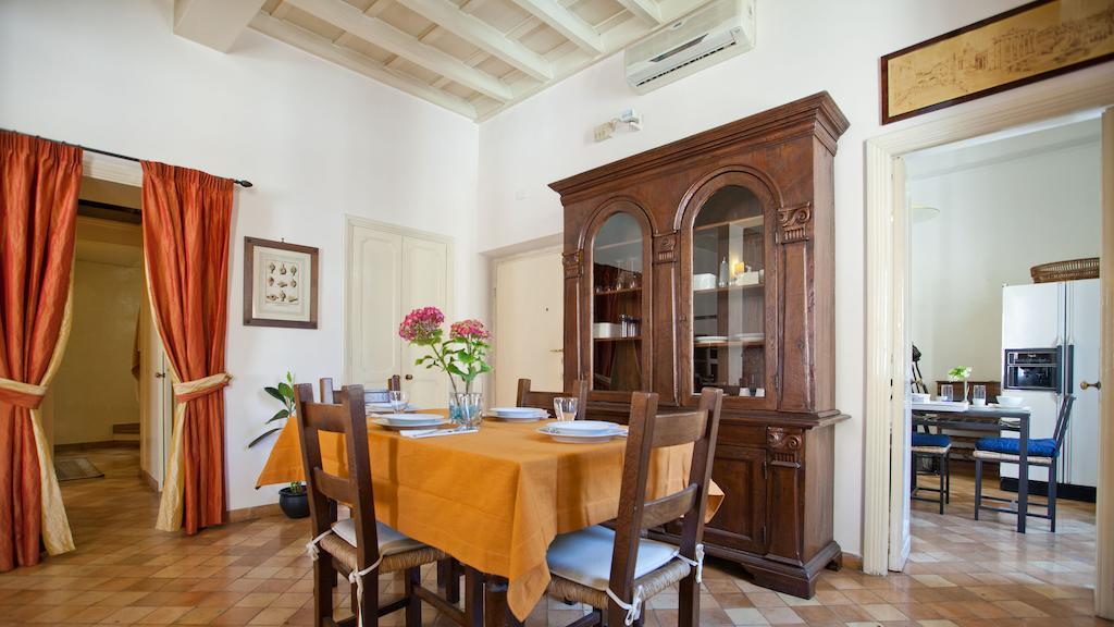Rental In Rome Trevi Fouintain View Apartment Room photo